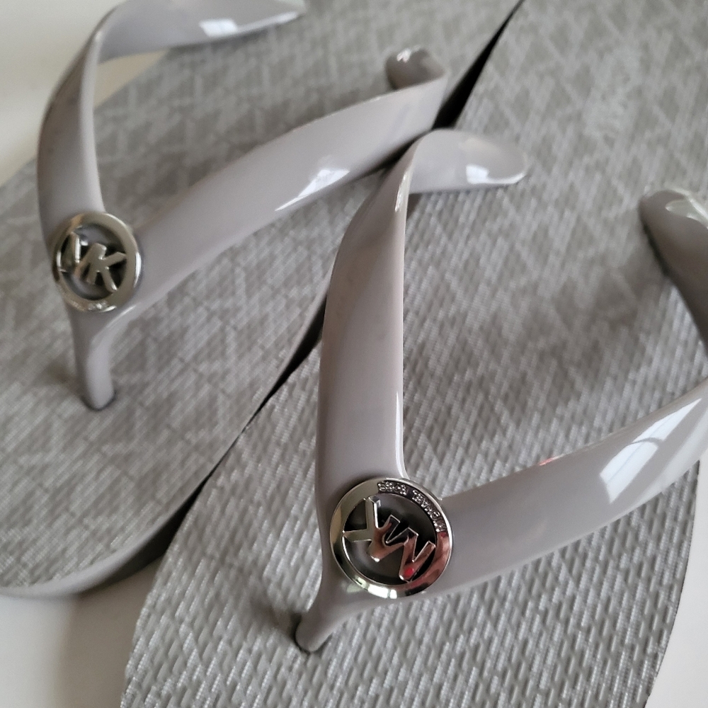 Michael Kors Jinx sandals flip flops MK logo Womens size 7 8 9 10 11 Gray - Picture 2 of 3